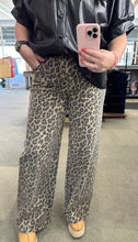 Load image into Gallery viewer, Leopard Risen Jeans