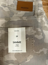 Load image into Gallery viewer, Sammie camo barrel jean
