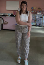 Load image into Gallery viewer, Sammie camo barrel jean