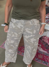 Load image into Gallery viewer, Sammie camo barrel jean